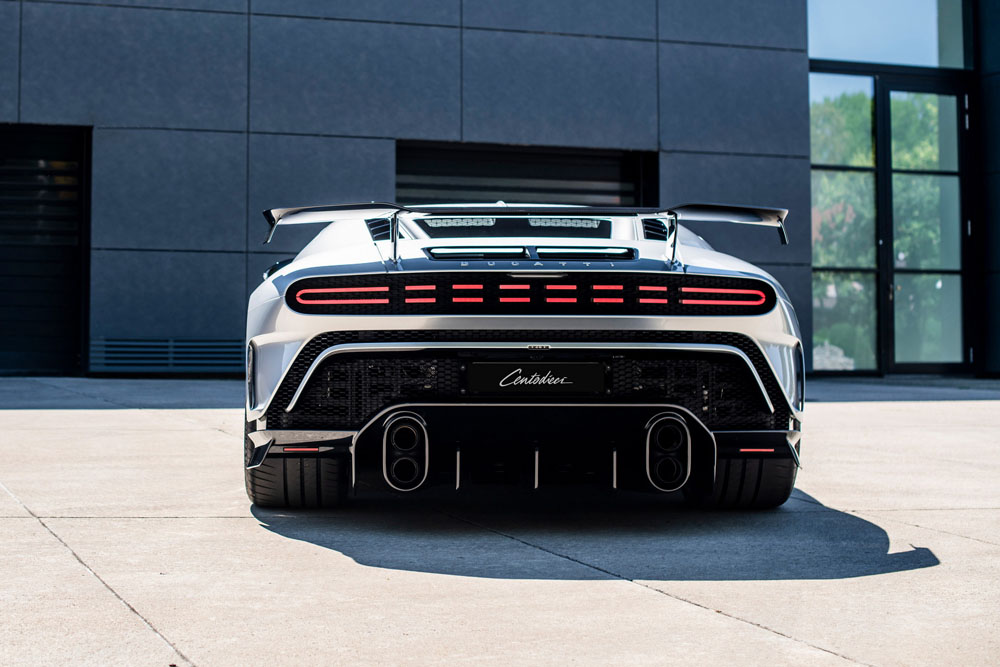 El último Bugatti Centodieci posa con su antepasado, el EB110 18 Motor16 2022 Bugatti EB110SS y Bugatti Centodieci 16 Motor16