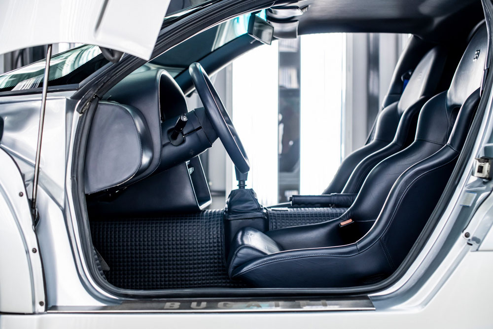 El último Bugatti Centodieci posa con su antepasado, el EB110 21 Motor16 2022 Bugatti EB110SS y Bugatti Centodieci 19 Motor16