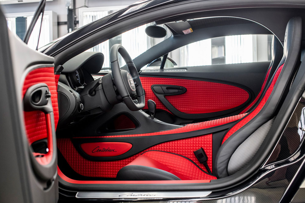 El último Bugatti Centodieci posa con su antepasado, el EB110 22 Motor16 2022 Bugatti EB110SS y Bugatti Centodieci 20 Motor16