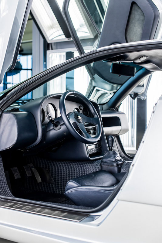 El último Bugatti Centodieci posa con su antepasado, el EB110 25 Motor16 2022 Bugatti EB110SS y Bugatti Centodieci 23 Motor16