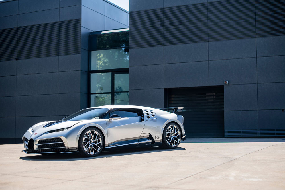El último Bugatti Centodieci posa con su antepasado, el EB110 8 Motor16 2022 Bugatti EB110SS y Bugatti Centodieci 6 Motor16