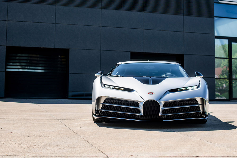 El último Bugatti Centodieci posa con su antepasado, el EB110 10 Motor16 2022 Bugatti EB110SS y Bugatti Centodieci 8 Motor16
