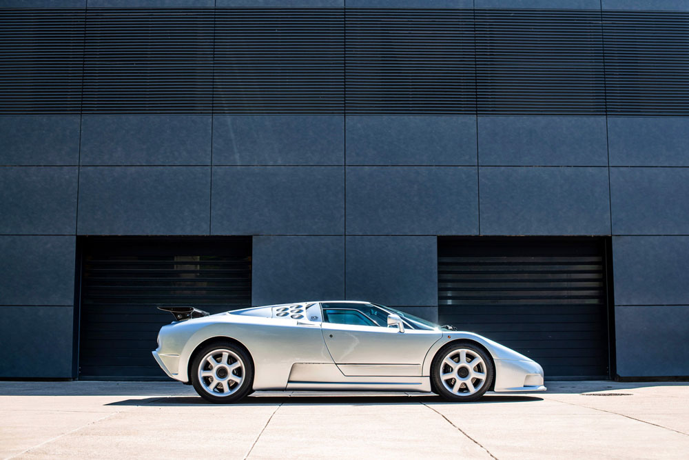 El último Bugatti Centodieci posa con su antepasado, el EB110 11 Motor16 2022 Bugatti EB110SS y Bugatti Centodieci 9 Motor16