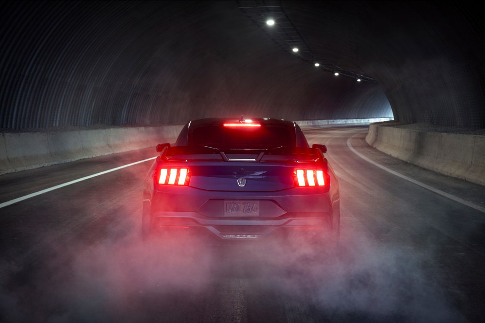 Ford Mustang Dark Horse. Imagen estática trasera.