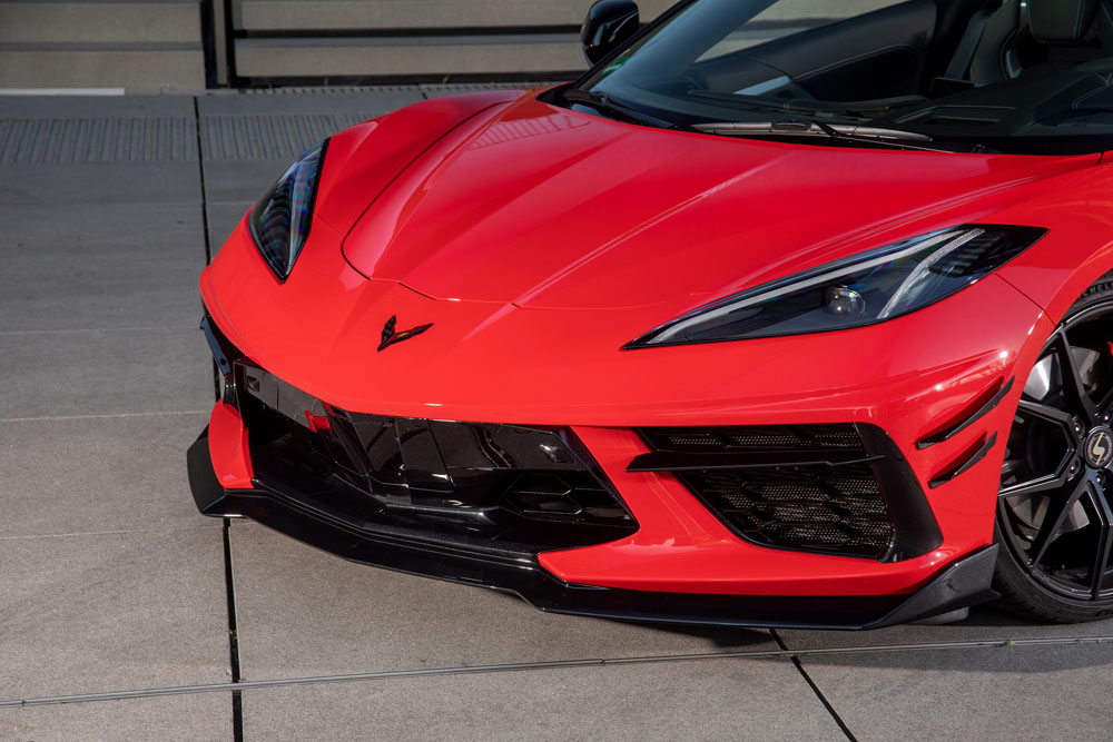 Sly Style Chevrolet Corvette C8. Podrobna slika od spredaj.
