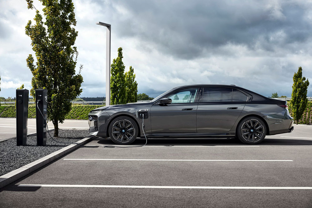 Llegan nuevas mecánicas al BMW Serie 7. Una de ellas diésel 5 Motor16 BMW Serie 7 PHEV 2023. Imagen estática lateral.