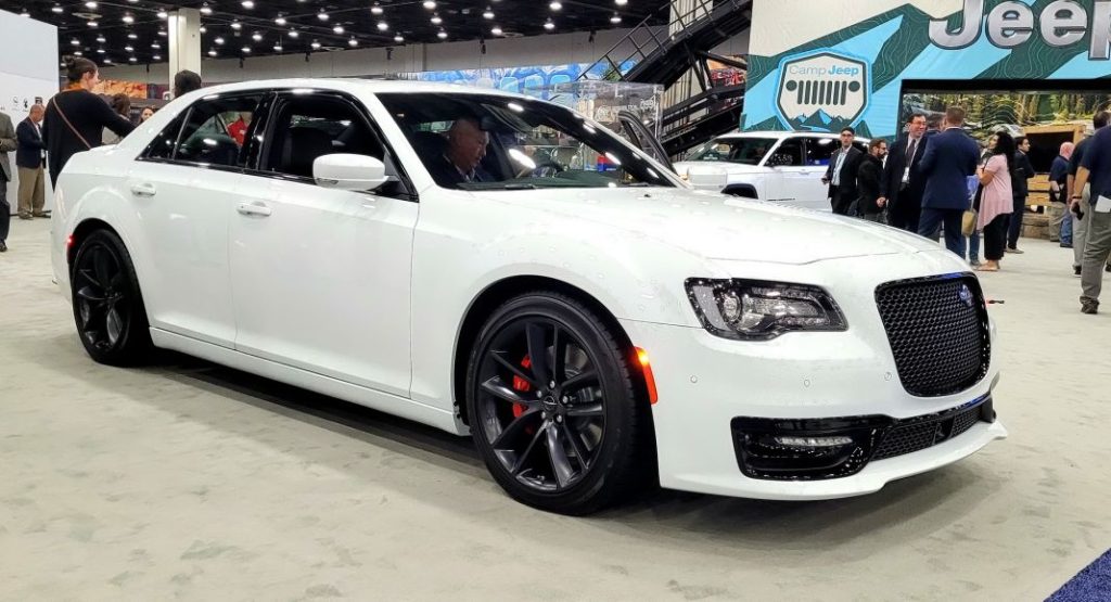 2023 Chrysler 300C 0001 Motor16