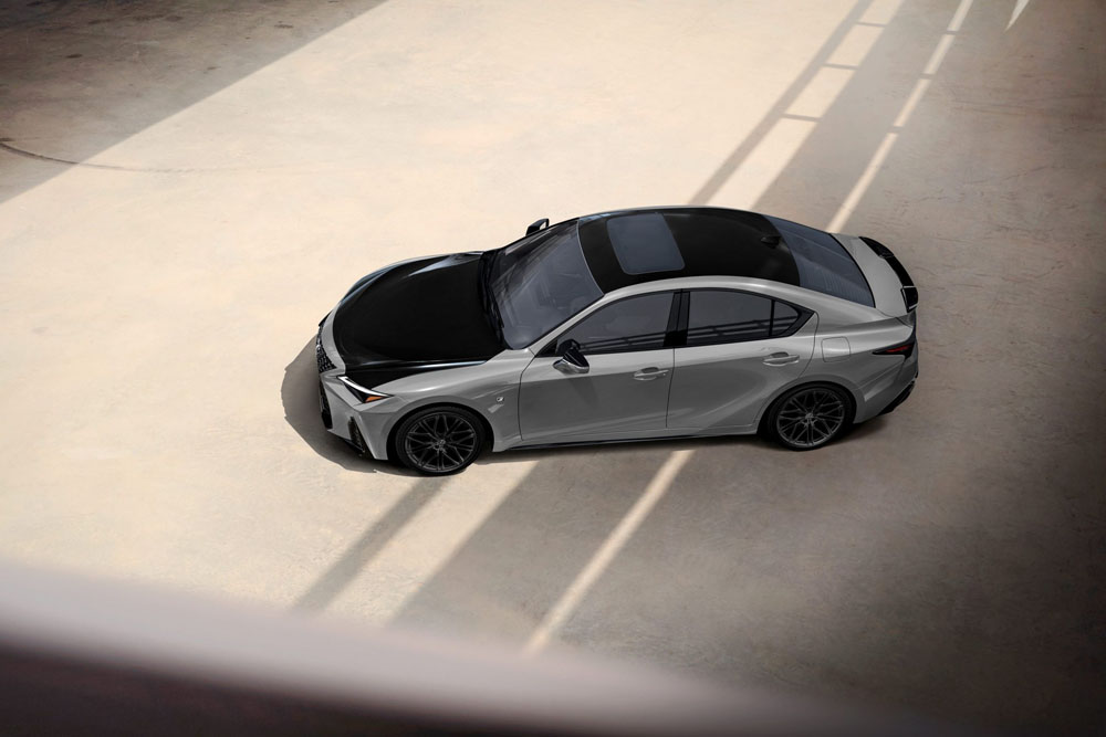 2023 Lexus IS. Imagen estática lateral.