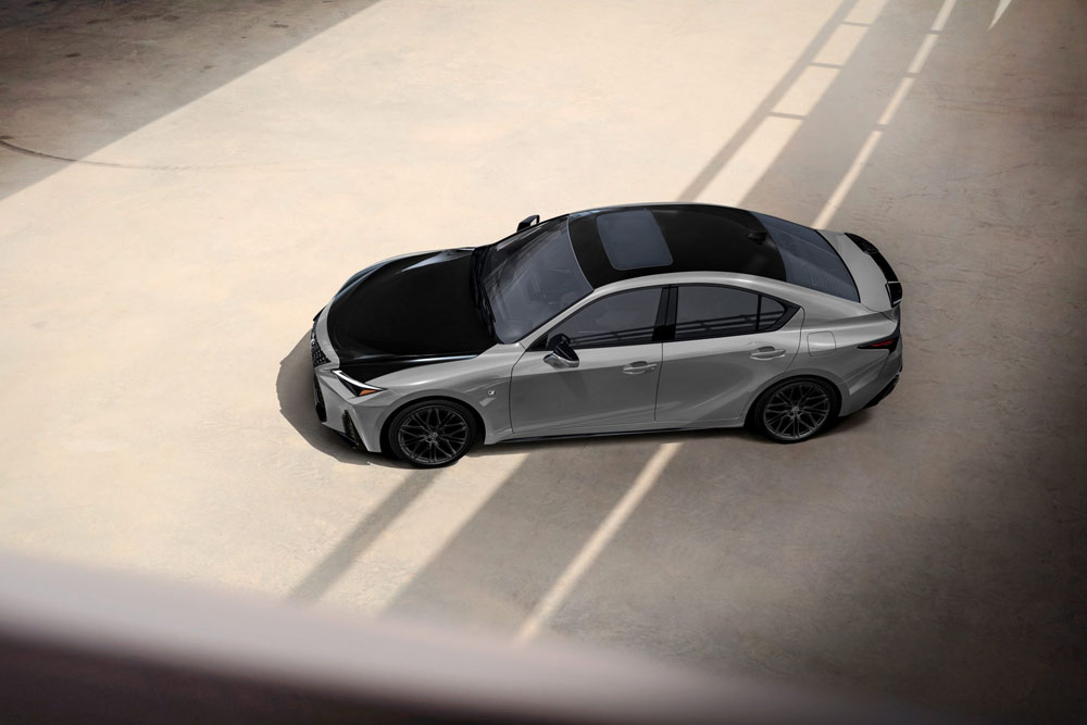 Lexus actualiza su sensacional IS, incluido el 500 F Sport con su V8 1 Motor16 2023 Lexus IS. Imagen estática lateral.