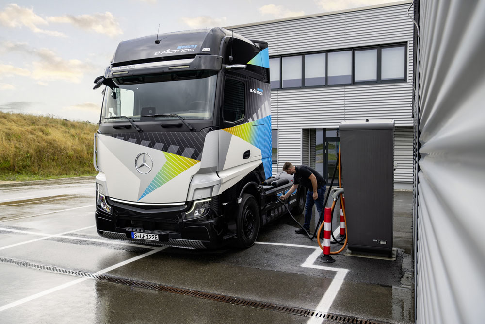 El futuro camión eléctrico de Mercedes-Benz promete 500 km de autonomía 12 Motor16 2024 Mercedes eActros LongHaul 30 Motor16