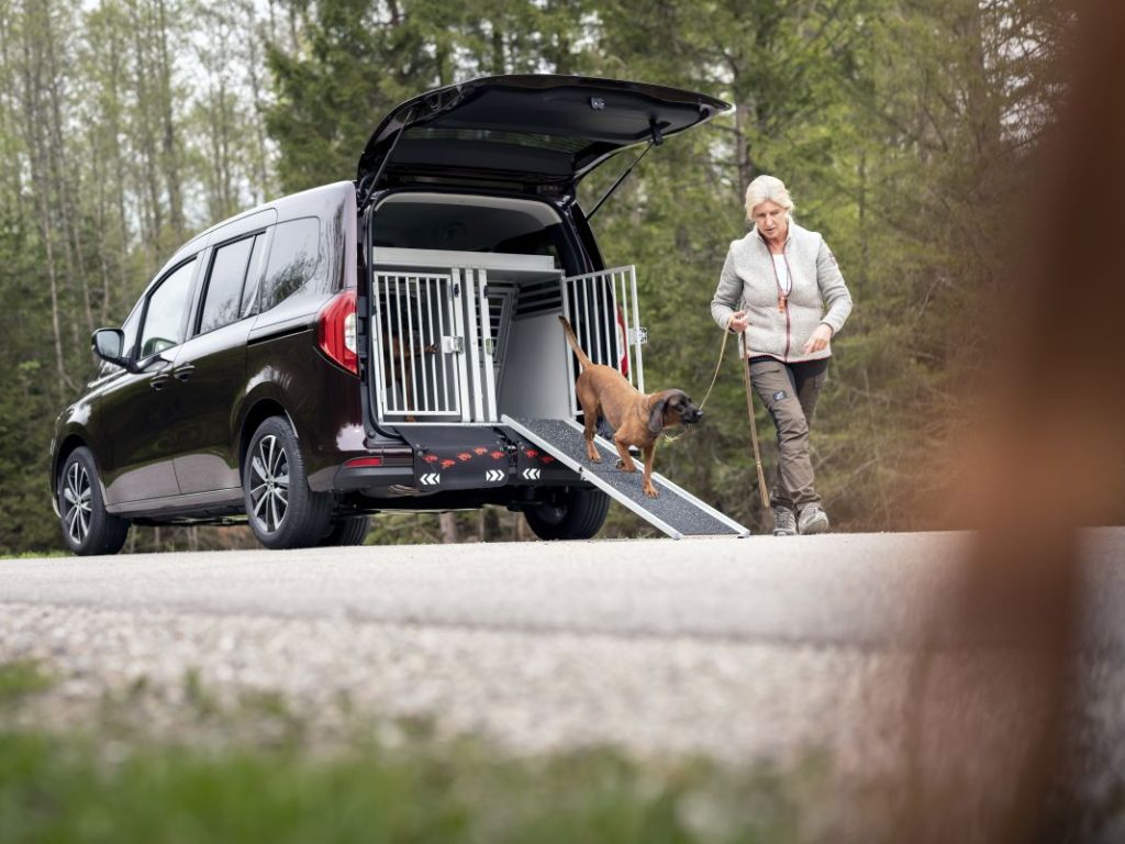 Convierte la Mercedes Clase T en una cámper en cuestión de segundos gracias a Bivac 2 Motor16 22C0164 035 Motor16