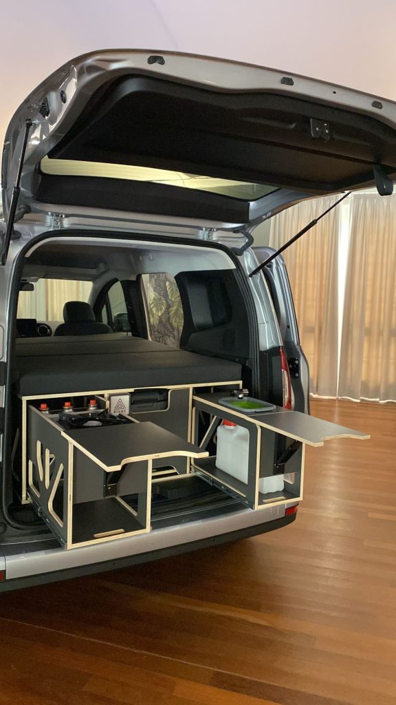 Convierte la Mercedes Clase T en una cámper en cuestión de segundos gracias a Bivac 1 Motor16 Mercedes Clase T cámper