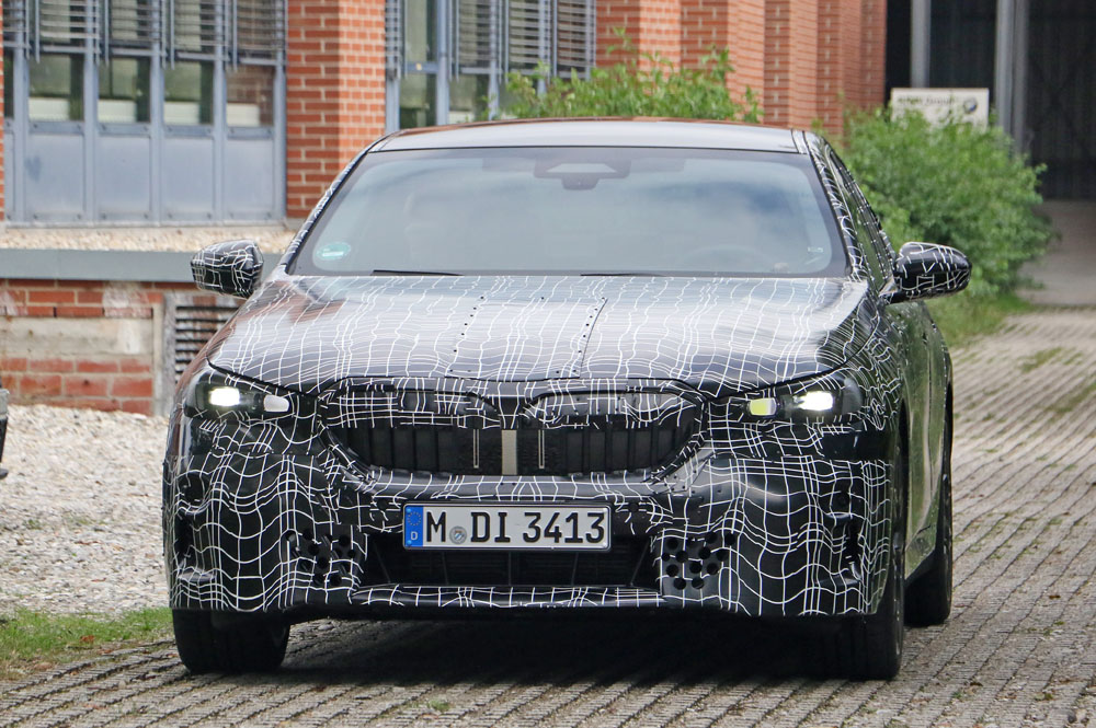 El BMW Serie 5 de la próxima generación empieza a mostrar sus formas 4 Motor16 BMW 5 Series less camo 1 Motor16