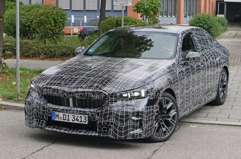 El BMW Serie 5 de la próxima generación empieza a mostrar sus formas 13 Motor16 BMW 5 Series less camo 10 Motor16