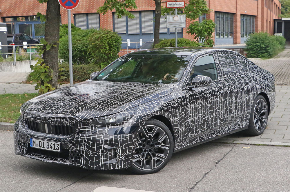 El BMW Serie 5 de la próxima generación empieza a mostrar sus formas 14 Motor16 BMW 5 Series less camo 11 Motor16
