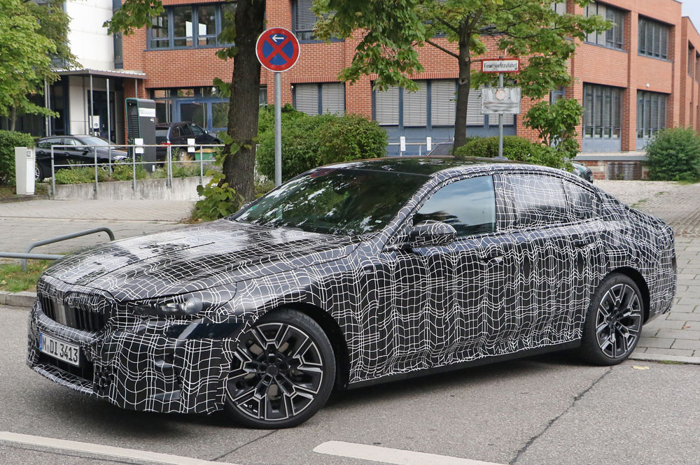 El BMW Serie 5 de la próxima generación empieza a mostrar sus formas 16 Motor16 BMW 5 Series less camo 13 Motor16