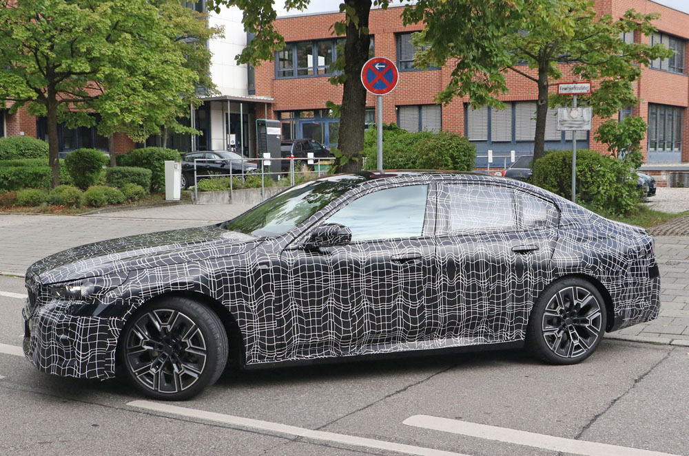 El BMW Serie 5 de la próxima generación empieza a mostrar sus formas 18 Motor16 BMW 5 Series less camo 15 Motor16