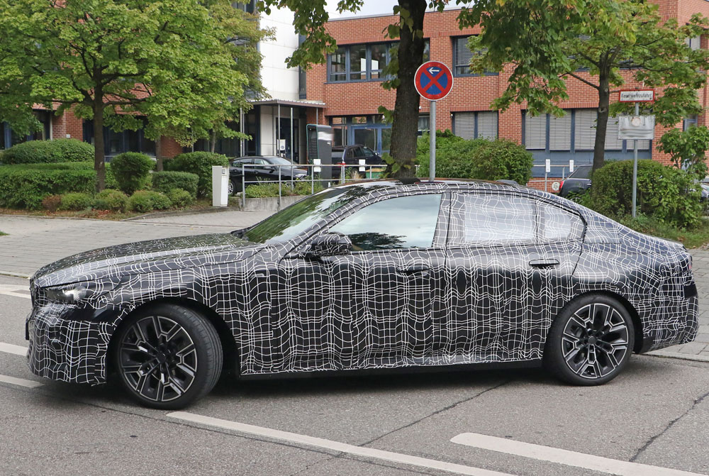 El BMW Serie 5 de la próxima generación empieza a mostrar sus formas 19 Motor16 BMW 5 Series less camo 16 Motor16
