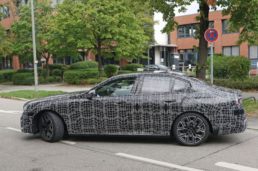 El BMW Serie 5 de la próxima generación empieza a mostrar sus formas 1 Motor16 BMW 5 Series less camo 17 Motor16