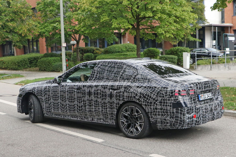 El BMW Serie 5 de la próxima generación empieza a mostrar sus formas 21 Motor16 BMW 5 Series less camo 18 Motor16