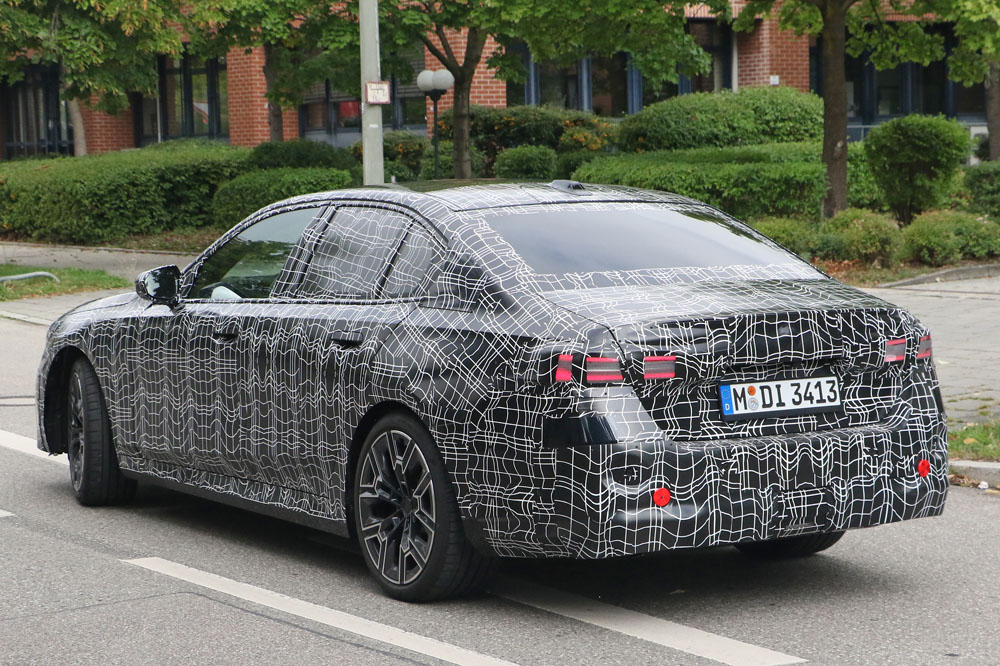 El BMW Serie 5 de la próxima generación empieza a mostrar sus formas 22 Motor16 BMW 5 Series less camo 19 Motor16