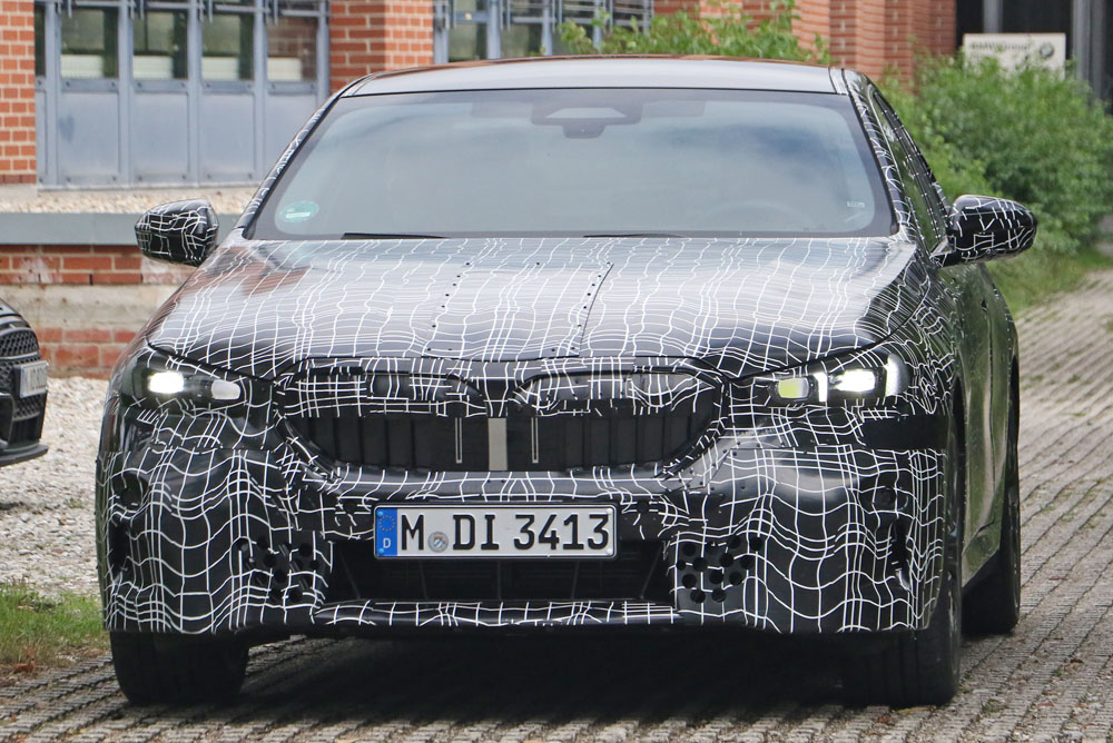 El BMW Serie 5 de la próxima generación empieza a mostrar sus formas 5 Motor16 BMW 5 Series less camo 2 Motor16