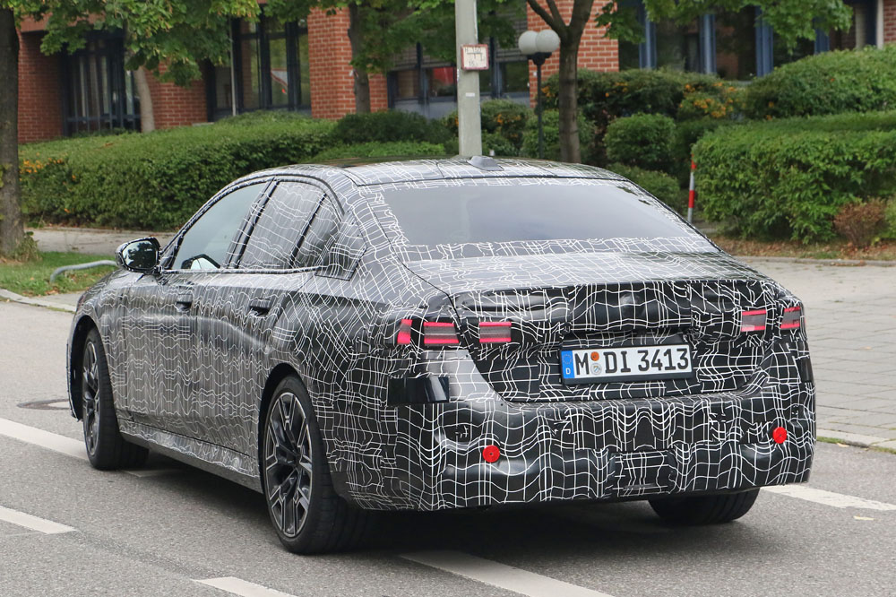 El BMW Serie 5 de la próxima generación empieza a mostrar sus formas 23 Motor16 BMW 5 Series less camo 20 Motor16