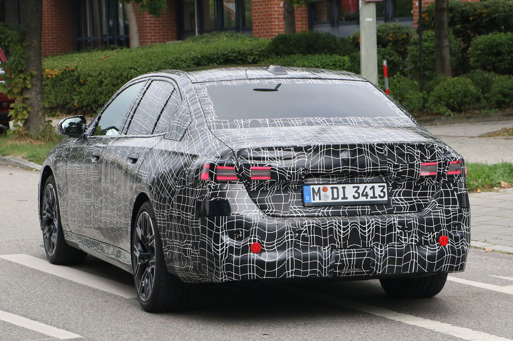 El BMW Serie 5 de la próxima generación empieza a mostrar sus formas 2 Motor16 BMW 5 Series less camo 21 Motor16