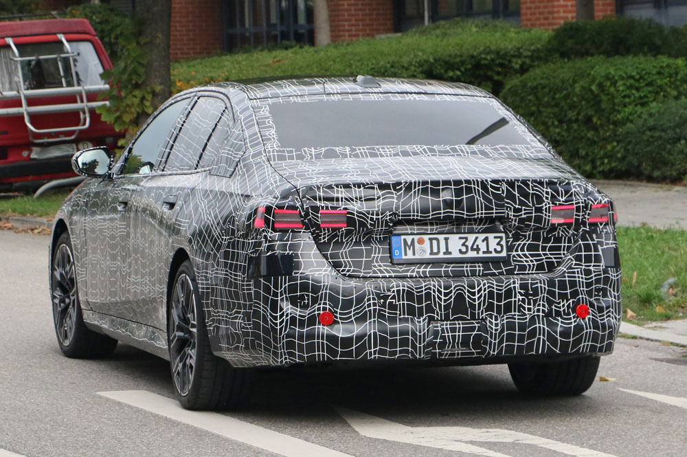 El BMW Serie 5 de la próxima generación empieza a mostrar sus formas 25 Motor16 BMW 5 Series less camo 22 Motor16