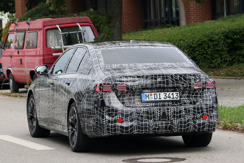 El BMW Serie 5 de la próxima generación empieza a mostrar sus formas 26 Motor16 BMW 5 Series less camo 23 Motor16