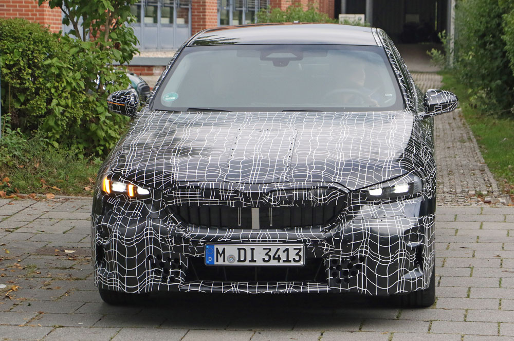 El BMW Serie 5 de la próxima generación empieza a mostrar sus formas 6 Motor16 BMW 5 Series less camo 3 Motor16
