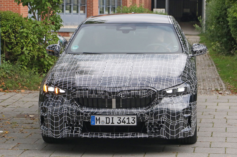 El BMW Serie 5 de la próxima generación empieza a mostrar sus formas 7 Motor16 BMW 5 Series less camo 4 Motor16