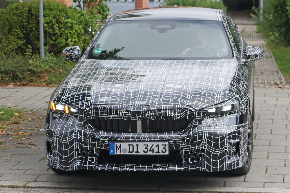 El BMW Serie 5 de la próxima generación empieza a mostrar sus formas 9 Motor16 BMW 5 Series less camo 6 Motor16