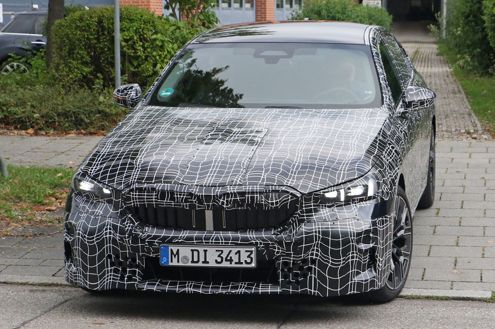 El BMW Serie 5 de la próxima generación empieza a mostrar sus formas 11 Motor16 BMW 5 Series less camo 8 Motor16