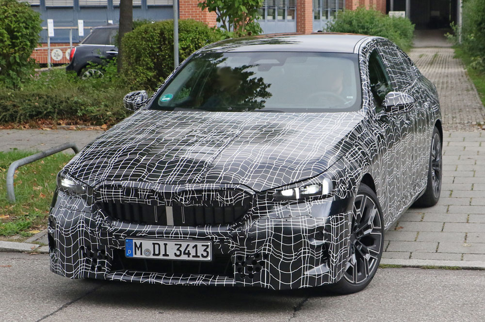 El BMW Serie 5 de la próxima generación empieza a mostrar sus formas 12 Motor16 BMW 5 Series less camo 9 Motor16