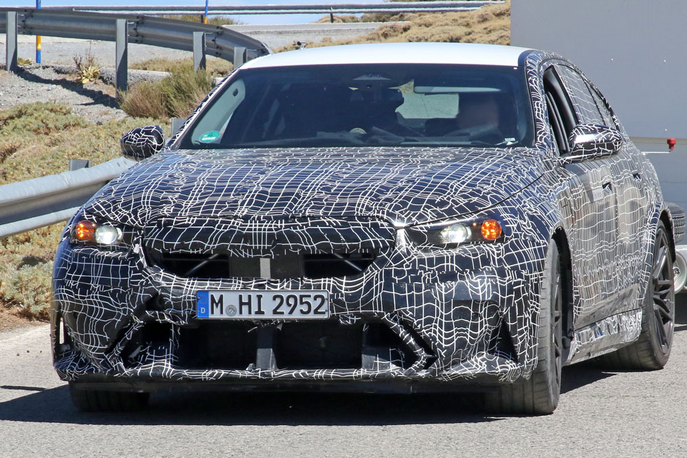 El BMW M5 empieza a mostrar su cara 3 Motor16 BMWM5 open front 1 Motor16