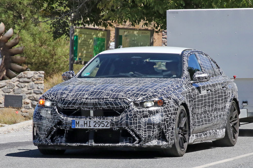 El BMW M5 empieza a mostrar su cara 13 Motor16 BMWM5 open front 10 Motor16