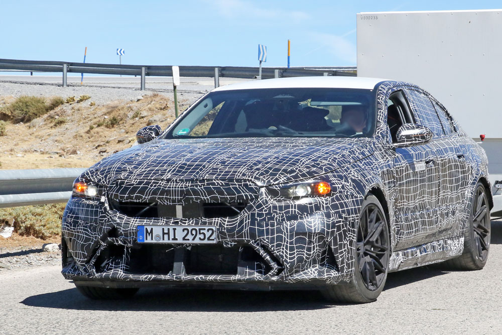 El BMW M5 empieza a mostrar su cara 6 Motor16 BMWM5 open front 3 Motor16