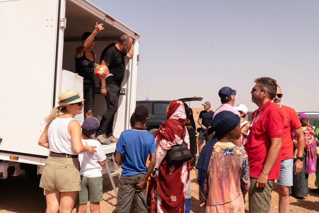 DIA5 EntregadematerialenEscueladeNomadasdirigidaporCristinaAisha Motor16