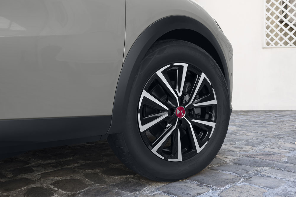 Más rendimiento eléctrico para el renovado DS 3, el SUV urbano más elegante 14 Motor16 DS 3 2022 10 Motor16