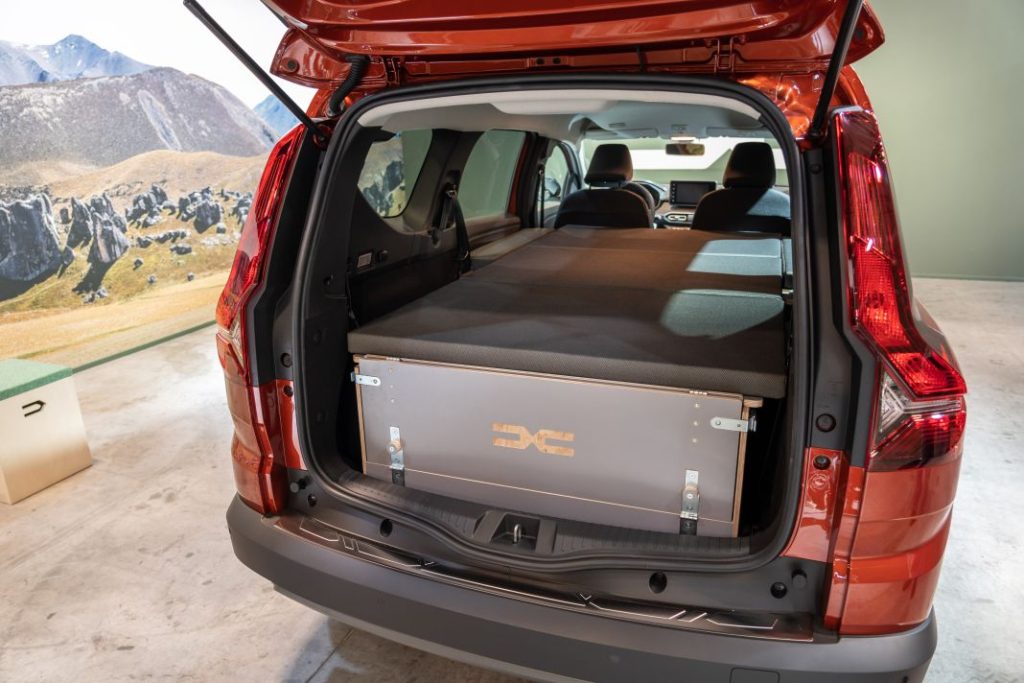 La caja mágica de Dacia que transforma el Jogger en una camper 1 Motor16 Daica Jogger. Imagen maletero.