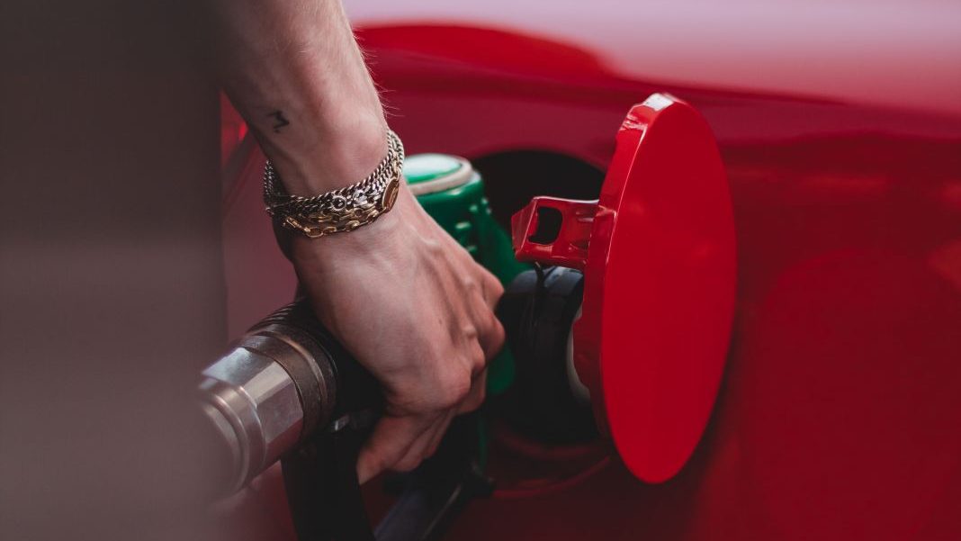 Mañana, tarde o noche: el mejor momento para echar gasolina 26 Motor16 Descuido en la gasolinera edited Motor16