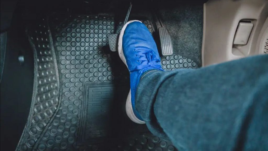 Si tu coche no frena, no pierdas los nervios: Así es como puedes parar y evitar un accidente 1 Motor16 frenar