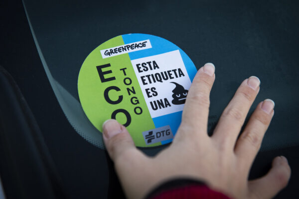 Etiquetas de la DGT creadas por Greenpeace denunciando el Eco Tongo.