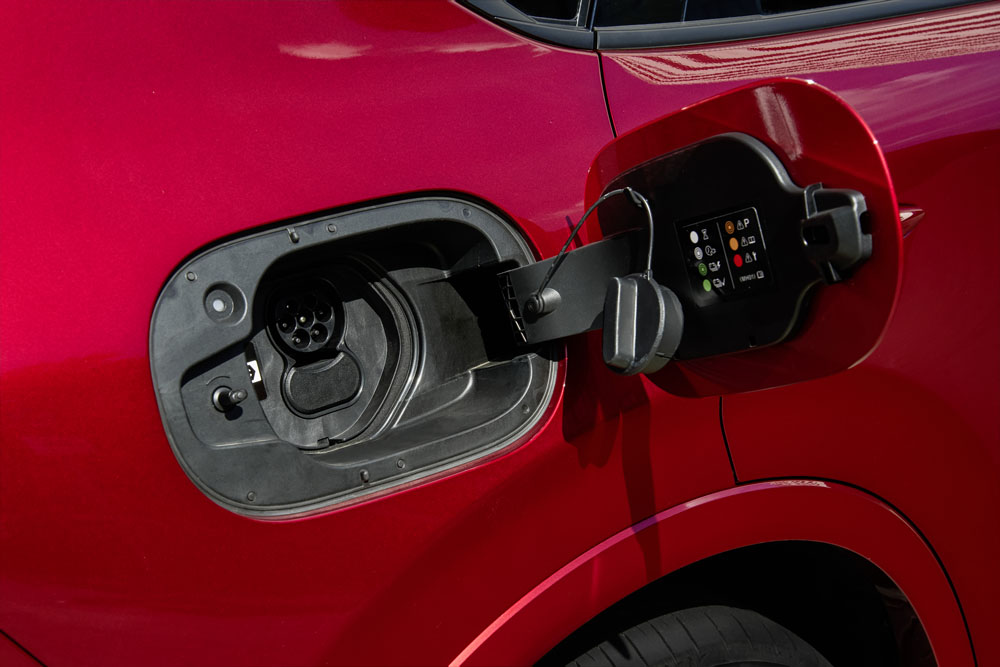 Toma de carga Mazda CX-60 PHEV.