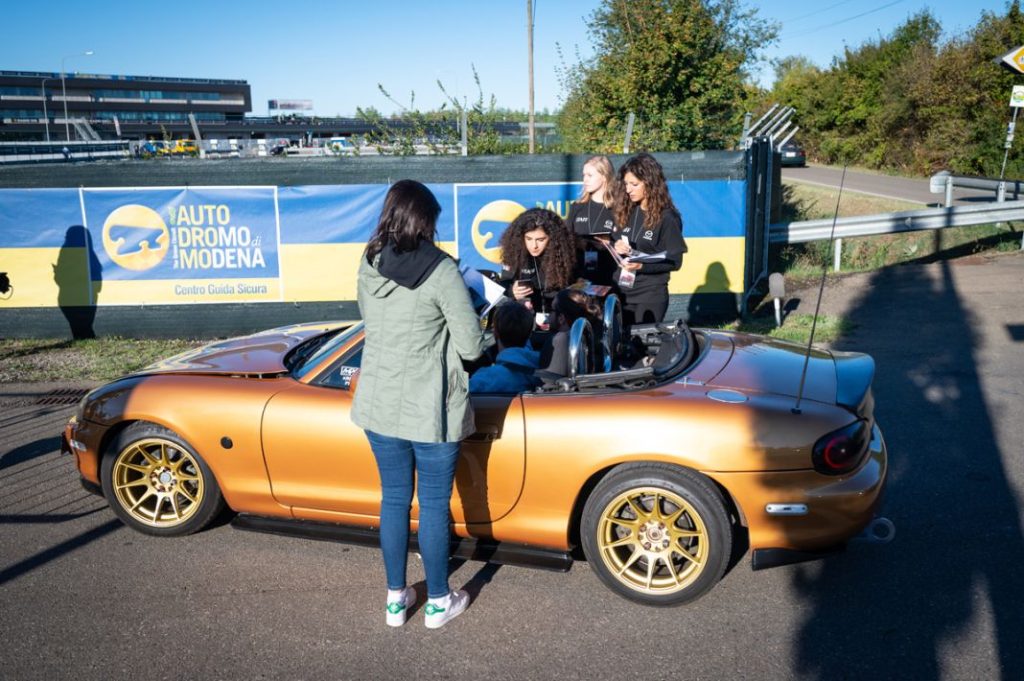 El Mazda MX-5 se apunta un récord Guinness 3 Motor16 Mazda MX 5 Guinness World Record 002 highres Motor16