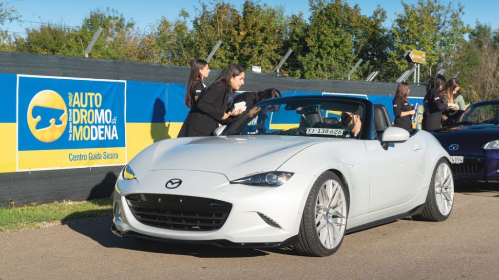 El Mazda MX-5 se apunta un récord Guinness 6 Motor16 Mazda MX 5 Guinness World Record 005 highres Motor16