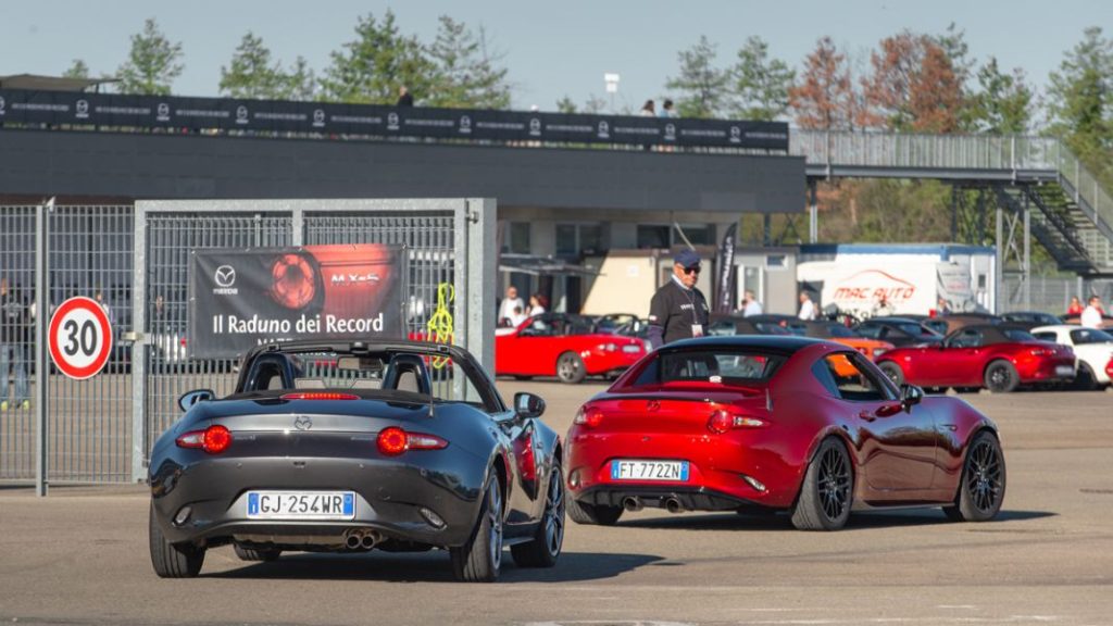 El Mazda MX-5 se apunta un récord Guinness 11 Motor16 Mazda MX 5 Guinness World Record 010 highres Motor16