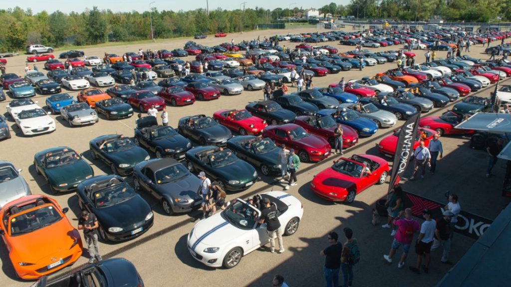 El Mazda MX-5 se apunta un récord Guinness 16 Motor16 Mazda MX 5 Guinness World Record 015 highres 1 Motor16