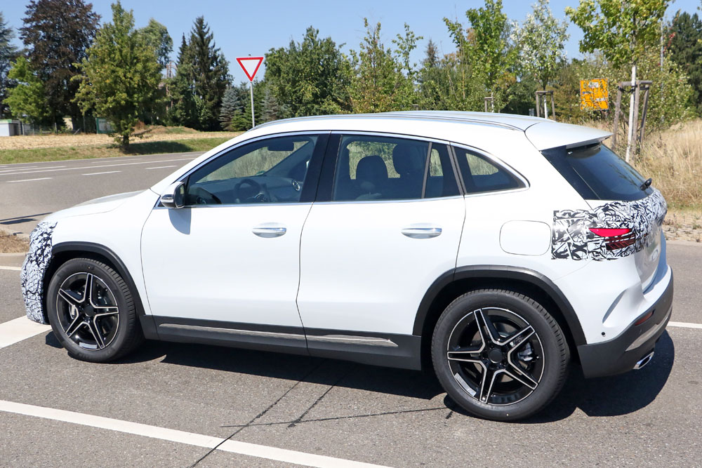 El futuro Mercedes GLA ya está en Nürburgring 24 Motor16 Mercedes GLA Facelift 22 1 Motor16